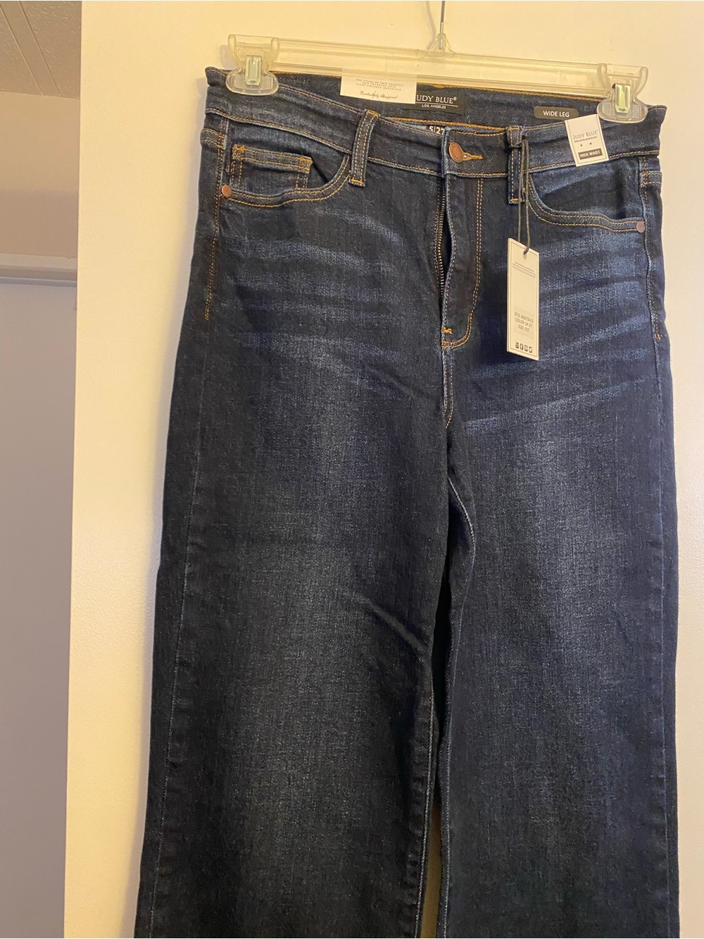 NWT Women’s dark wash wide leg jeans with unfinished seems. Size 5/27.